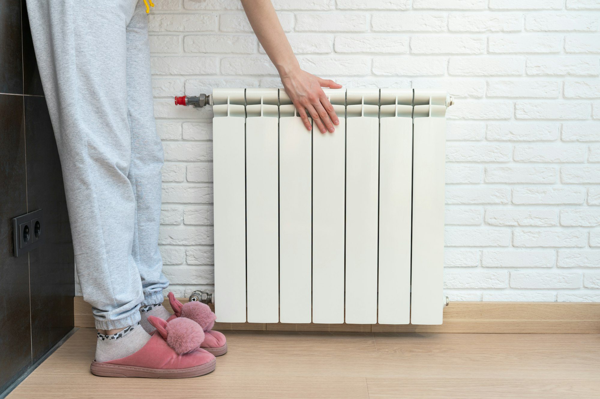 Eficiencia de la calefacción al tocar un radiador en invierno.