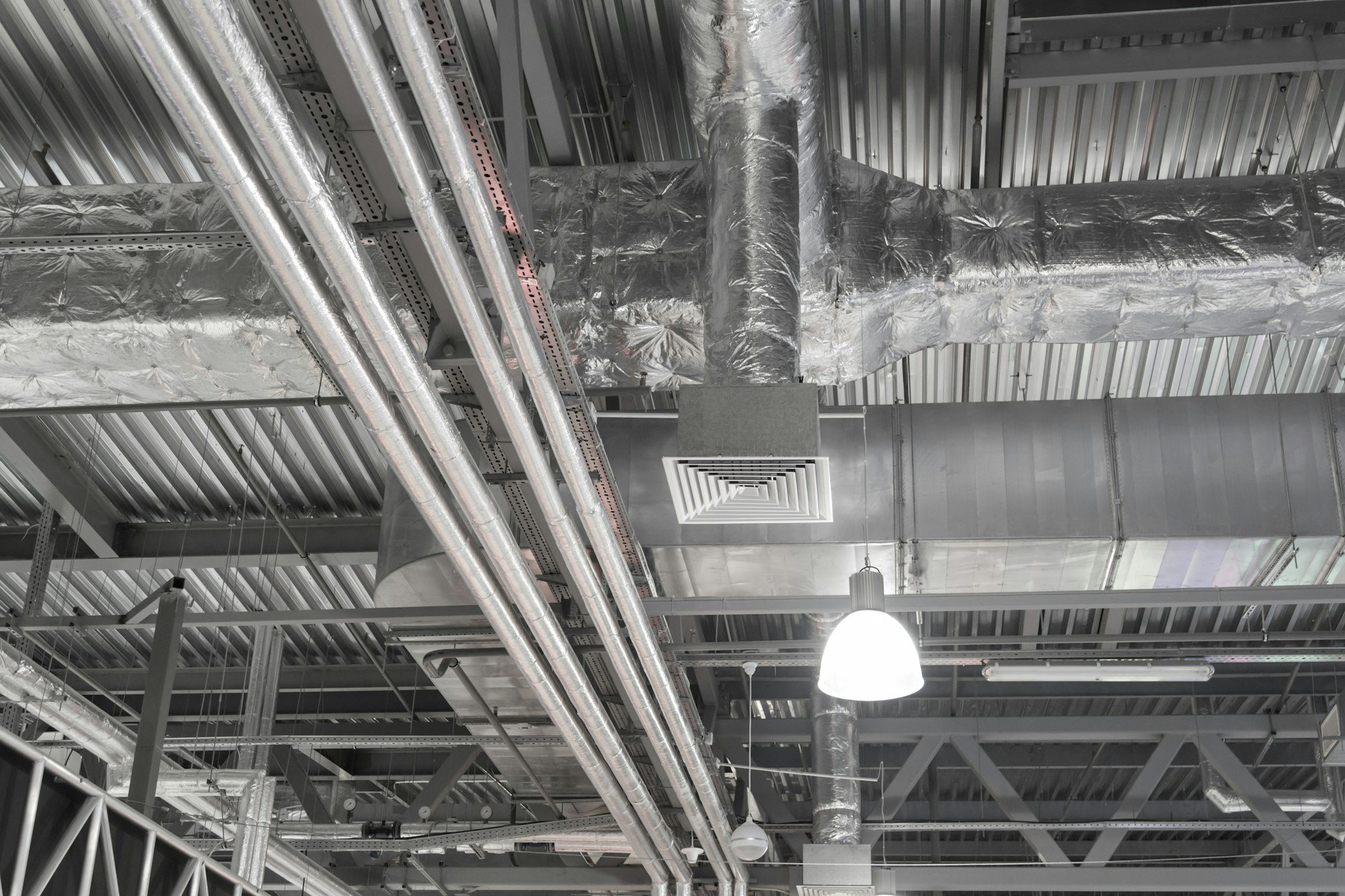 Tuberías de ventilación de un sistema de aire acondicionado para el flujo de aire.