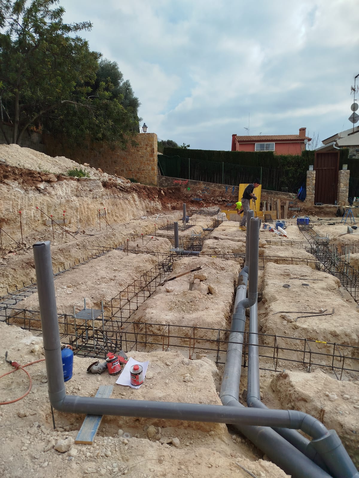 Instalación de un sistema de fontanería, mostrando las tuberías y componentes en un espacio de trabajo.