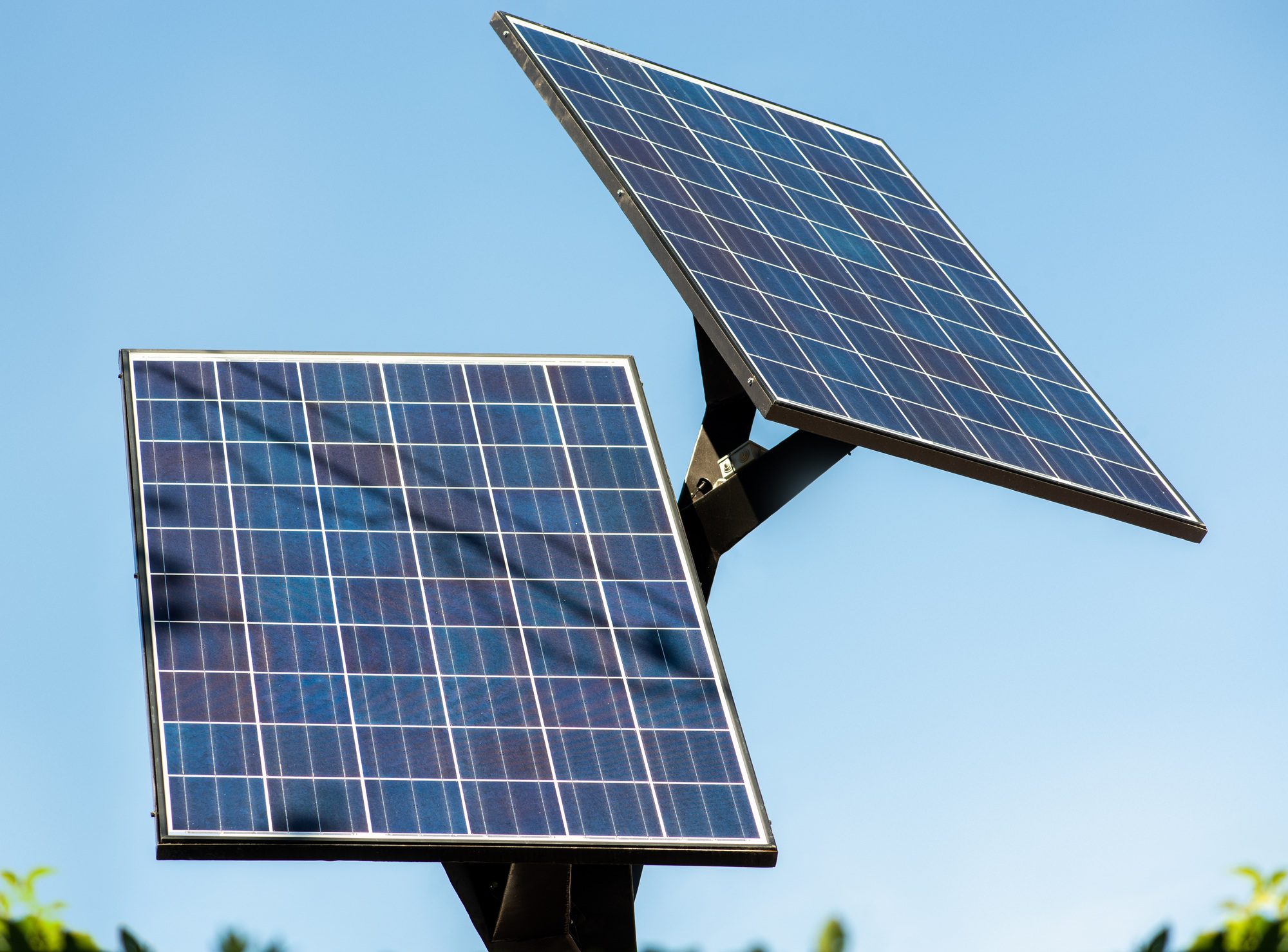 Paneles solares captando energía renovable con cielo azul de fondo.