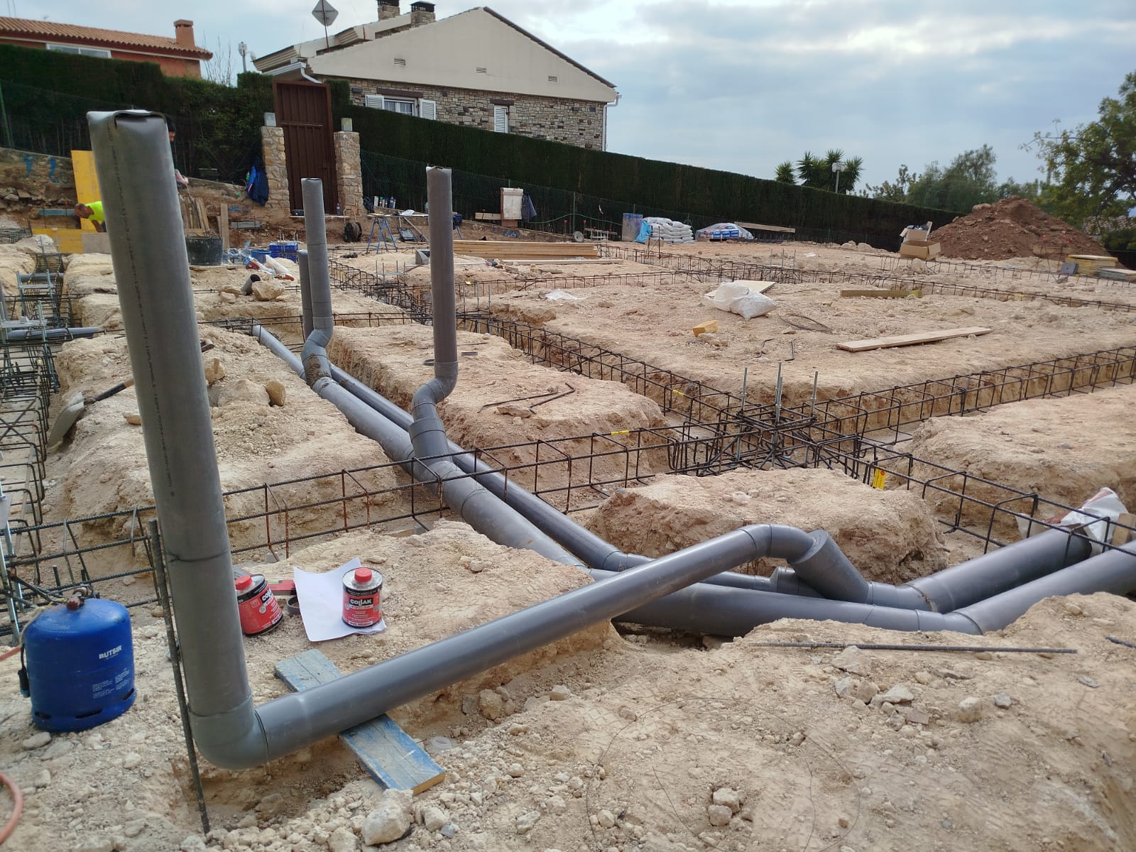 Instalación técnica realizada por profesional en sistemas de climatización o fontanería.